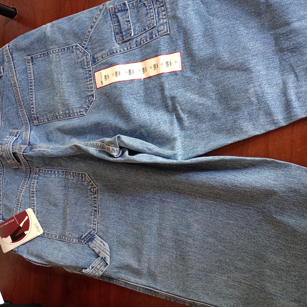 *NWT* Lee Women's Riveted, Carpenter Capri's Size 10M, Mid rise Below Knee.